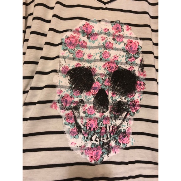 ❌SOLD White & black striped floral skull top - Picture 2 of 5